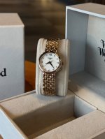 白 金 钻+30 天梭小可爱系列石英女表，该系列腕表绚丽夺目，以小巧华丽的女性化圆形表壳彰显华贵。表带可作为首饰宽松的进行佩戴，令您闪耀迷人光芒，该表诠释了“可