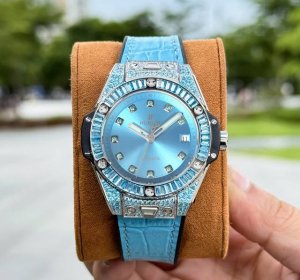 钻圈 -满钻光面2150 金+50 字面满钻 -彩色钻2410 金+50 Ms Factory匠心出品 天生浪漫，尽展魅力 宇舶 恒宝 Big Bang“一键式