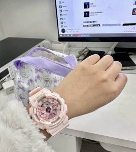 救命！刚拆的礼物直接给我美懵了 这块粉白渐变的G-Shock也太会了吧！ 本来以为卡西欧的运动表都是酷酷的风格 结果这块粉调奶白+玫瑰金细节 甜酷感直接拉满！