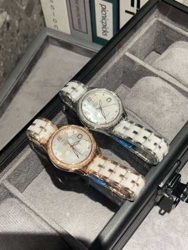 欧米茄首发 精致品质 细致腕美 谐美不朽 无暇挑剔 细微悦尔 品牌 :欧米茄 实物更美 值得推荐 类型 精致女款腕表 表带 陶瓷带 机芯 日本石英机芯 材料 蓝