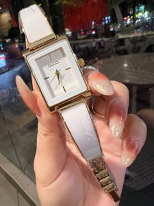 黄金 火爆款 Gucci 古奇 来袭此品牌是简约主义的典范，最大特色就是表盘设计，打破千篇一律，简单而富有变化和品味，突出个性是古驰手表给人的特别印象，在尊重个