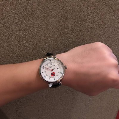 实拍路易威登，奢华大器格调与精湛钟表技术的完美化身，力量及光辉之表现，超凡外形与卓越的工艺，精心考究的42毫米直径表壳，以纯熟工艺打造的及独有的设计腕表。采用终