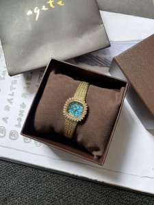 Agete阿卡朵太阳花方盘小麦穗 金色彩盘 被几万人围观的小麦穗中古表来啦 经典中的必备品 Agete了解这个品牌的 都知道 首饰手表真的是精致到每个细节 非常