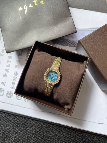 Agete阿卡朵太阳花方盘小麦穗 金色彩盘 被几万人围观的小麦穗中古表来啦 经典中的必备品 Agete了解这个品牌的 都知道 首饰手表真的是精致到每个细节 非常