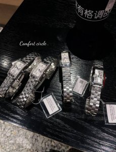 白 金 钻20 Tankaméricaine腕表 卡地亚美国坦克系列 小中号表款，进口石英机芯。316L精钢表壳，钢化水晶镜面，剑形蓝钢指针，鱼鳞316L精钢表