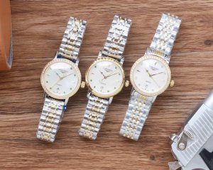 皮钢同价白 金 陶瓷带+20 钻30 黄金少量 浪琴表结合女性材质与动感线条 打造出全新康柏系列 Conquest Classic 腕表 新款腕表仍然忠实于该品