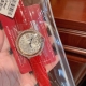 520卡地亚蓝气球系列最新款 想要吸睛就冲 竹节牛皮荔枝皮可选 表盘是全新的设计 镶嵌21颗明亮式切割圆钻，近看远看就像绽放的烟花般绚烂。 是市面上唯一一款3D