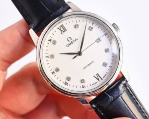 金 钻+50 欧米茄-Omega 热门主推 精品男士腕表，经典大三针！ 机芯：采用进口8215机芯，超强防水。尺寸40Mm 材质：材质316精钢表壳 镜面：蓝宝