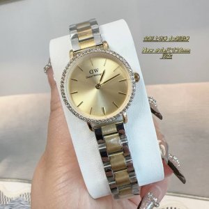 2024年春季dw 新品低调奢华女款经典表，镶钻表壳 石英机芯，合金材质与白金电镀，整体质感和气质都变了，精致感upup搭配小巧壳形，上手效果完美！尺寸28Mm