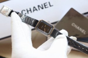 1040。香奈儿 Vintage Chanel Premiere 中古界首饰的扛把子、号称“中古第一表”“Chanel手表里的2.55”说他是“中古第一表”可不