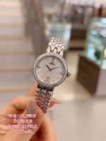 白 .金+20.钻+30欧米茄 Omega 精品女神水滴系列腕表。精致唯美的设计，让您的美丽无处不在，也将华丽与经典融合，创造出惊艳巨作，表盘清新淡雅，色彩的格