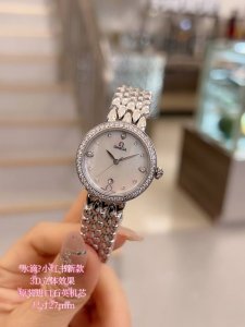 白 .金+20.钻+30欧米茄 Omega 精品女神水滴系列腕表。精致唯美的设计，让您的美丽无处不在，也将华丽与经典融合，创造出惊艳巨作，表盘清新淡雅，色彩的格