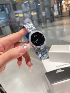迪奥-Dior 珠宝系列女士腕表、展现精湛艺术品质，融汇优雅与美感。处处显露精致和高雅的一款。进口石英机芯