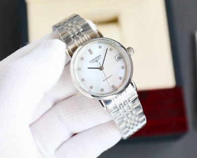 光 钻910博雅情侣系列 腕表男尺寸39.5X11Mm。女尺寸32×10Mm。纤薄的圆弧型壳套，壳侧身细腻圆润 质感十足 双仆蓝宝石水晶玻璃，机芯配置日本821