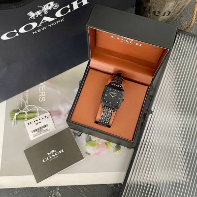 最新款出货～原单Coach 女士手表小方表，造型赋予Cass 腕表现代而独特的风格。设计光滑的链式、漆面表盘，并饰有数字和闪亮水晶标记。高贵优雅黑～神秘感十足～