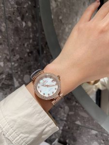 白 金 钻20 Ladymatic系列的女性腕表全新绢丝带 是品牌首枚专为女性打造的腕表之一 作为优雅和精致的代名词 在上世纪可谓是引领时代潮流口 简直是开创了