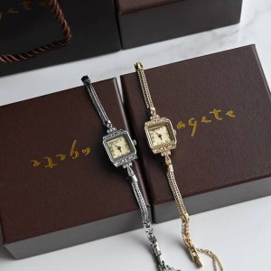 原单agete阿卡朵爆款复古小手表 日本轻奢品牌1990年成立，中古表的领导者 时尚复古的彰显了中古表的所有不可复制的优势～ 经典中的必备品，Agete了解这个