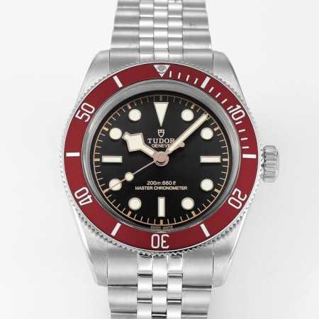 Sj出品 Dif最新推出新款 帝驼 Tudor D9 帝舵 碧湾三代小红盾，整体复古气息十分浓厚，腕表配备中间抛光五珠表带。表壳直径41Mm尺寸刚刚好。表壳采用 - 点击图像关闭