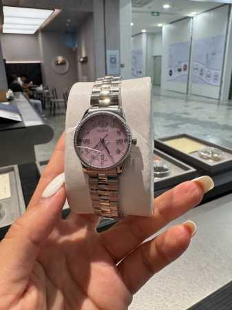 想把这块表焊在手上 抗拒不了的Gucci新品 古驰腕表G-Timeless系列现代摩登气息的完美融入滚花设计优雅知性表盘Gucci Logo 双G标识尽显标志性 - 点击图像关闭