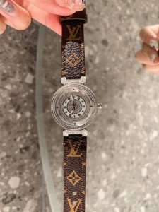 Lv珠宝腕表 Lv 专柜 Tambour Slim Monogran女士限量款满钻珠宝腕表一个市面几乎看不到的高端珠宝腕表，表壳、表扣共镶嵌788颗超闪锆钻手工