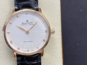 宝珀 又称天地良心珀 1993年首款春宫表诞生，便引起了业界轰动！春宫表绝对是腕表史上绝无仅有的艺术品之一。每一幅都通过传统的真人模特雕刻而成，也许你认为春宫的