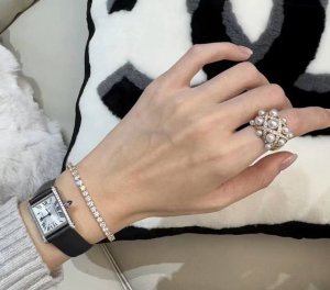 Cartier卡地亚 坦克系列 Tank坦克系列 石英机芯 30米防水 女表 瑞表 33.7*25.5Mm 银色表盘 精钢表壳 牛皮表带