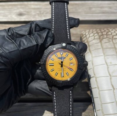 百年灵 Breitling 复仇者系列 全自动机械 43*13Mm 拱桥强化玻璃 泰国橡树胶带 军用帆布表带 原装针扣 复仇者黑鸟侦察机 承载着改变历史的使命