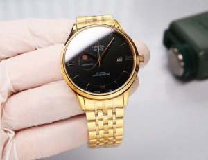 白钢： . 金20 防水5度，可游泳！ 欧米茄－ ，日月星辰系列，搭载定制版原装进口8217机芯 0返修0售后 ，24小时／真月相显示，5位小秒。双卜蓝宝石玻璃