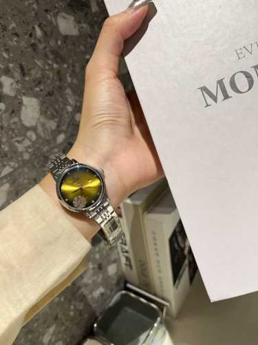 金 钢带+20 钻圈+20 欧米茄-Omega 女士腕表 进口石英机芯 316L精钢表壳 直径34Mm厚8Mm该款腕表备受女性喜爱，四季衣服搭配，尽显优雅在不同