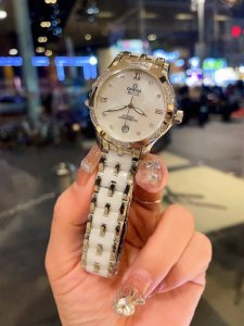 金色加20陶瓷带加20 欧米茄 精致品质 最新首发 细致腕美 谐美不朽 无暇挑剔 细微悦尔 品牌 :欧米茄 实物更美 值得推荐 类型 ：精致女款腕表 表带 ：陶
