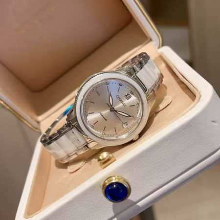 间陶瓷白壳 金 新款首发 香奈儿Chanel 优雅气质女士腕表，表壳独具匠心的创意、轻盈舒适，表链由符合人体工程学设计弧形陶瓷间钢链组成，完美贴合女性的纤细玉腕 - 点击图像关闭