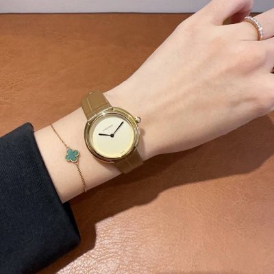 Cartier Vendome 尺寸33Mm，刮不花玻璃，这款卡地亚旺多姆表的灵感来自于巴黎的旺多姆广场，6点钟位置的 paris 是一个罕见的铭文，只出现在1