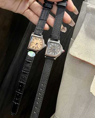 白壳 玫金390 卡地亚座钟系列。卡地亚Cloche 腕表的历史可以追溯至 年，是 Cartier 产量最少的系列作品之一。腕表得名于奇特的表壳形状 水平放置时