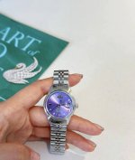 一直很喜欢西太后的设计 从到到都深得我心 特别这款西太后电光紫尊嘟一眼万年 表盘大小29Mm 上手适中 完全不挑手型 紫色表盘搭配银色钢表上手显白又显气质 从设