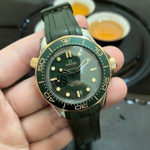 全新海马系列 米腕表强势登场，此次新作设计灵感源自于电影 007:无暇赴死 中的.邦德佩戴的海马 同款 整体颇具历史气息 复古感拉满 技术亮点 :1新款采用42