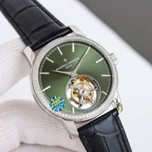 江诗丹顿全新Traditionnelle传袭系列陀飞轮腕表，经典设计焕然一新，展现出制表传统与现代美学的和谐相融，迷人的深绿色旭日纹表盘，搭配白金材质的棒状时标