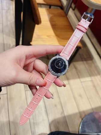 Omega欧米茄再爆太阳唯美新品面，专属女士的华丽，采用天然石镶嵌贝壳做镜面，全手表施华洛水晶钻镶工而成，进口316精钢而成，进口机芯蓝宝玻璃，表壳镶嵌多边锆石 - 点击图像关闭