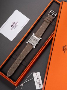 当几何棱角邂逅璀璨钻石 时间，便成了最优雅的艺术品 爱马仕方钻手表 以建筑般的利落线条，重塑腕间美学 方形表壳勾勒现代风范 满镶钻石演绎光影魔法 每一颗精心甄选