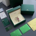 劳力士日志型31Mm腕表 三色盘面，钻光流转的腕间艺术 31Mm的精致尺寸，承载劳力士对优雅的极致诠释。8颗钻时标搭配2颗方钻表圈，让每一寸光影都成为奢华的注脚