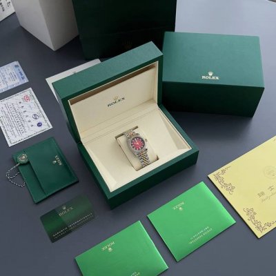 劳力士日志型31Mm腕表 三色盘面，钻光流转的腕间艺术 31Mm的精致尺寸，承载劳力士对优雅的极致诠释。8颗钻时标搭配2颗方钻表圈，让每一寸光影都成为奢华的注脚