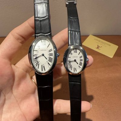 牛货卡家经典之作浴缸系列Baignoire 小号尺寸31.4*23.1毫米，大号44X34，两个号都好看，推荐，夺人眼球，时髦中更透露一丝奢华，实物拿到手的时候