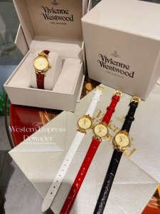 Vivienne Westwood薇薇安西太后石英表 圆形表盘镀金色华贵优雅 表底的放射状花纹引人遐想 船猫型表耳别出心裁 Vivienne土星Logo点缀得恰