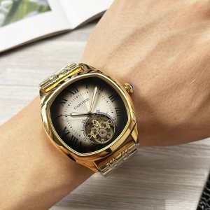 八角壳系列 精致百搭 最新 ：卡地亚最新设计大飞轮精品 类型 ：精品男士腕表 表带 ：真牛皮表带 机芯 ：高端全自动机械机芯 镜面 ：矿物质强化玻璃 更高清 品
