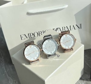 原单Armani阿玛尼满天星手表来啦 入手不后悔系列设计高级感十足优雅简约圆盘腕表钢带时尚石英手表，阿玛尼的这款满天星真的是超级爱了，低调又奢华，在光线的照射下
