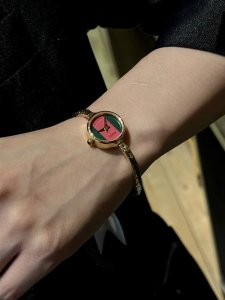 日本中古二手店淘回来的Gucci款！极其富有淑女范儿。配上及其简单的表盘，除去记录时间外别无其他功能，删繁就简，追忆简单生活。时尚就是一个轮回，现在正流行的也可