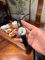 积家月相大师携手超薄一体机芯限时返场！！！ 直径39Mm同步原装，流线型精钢表壳保驾护航，左右侧面有日历和月相调节按钮。把头的Logo浮雕明晰有力，并且整只表壳