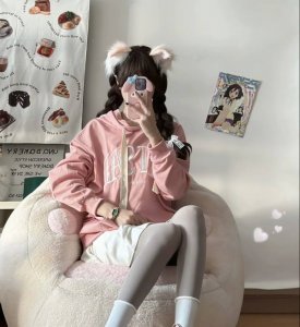 Lolarose的小绿表 墨绿色表盘搭配金色表带，气质Upup~ 这款手表女孩子戴着温柔又优雅 感觉Hin适合女孩子秋冬搭衣服戴！ 一整套简单又舒服~~