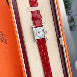 金 钻50 最新上市heure H腕表 H皮带logo标志表壳尺寸：中号 小号 不锈钢表壳，“羽毛”镶钻，中号26X26毫米，小号21X21毫米，镶嵌112颗钻