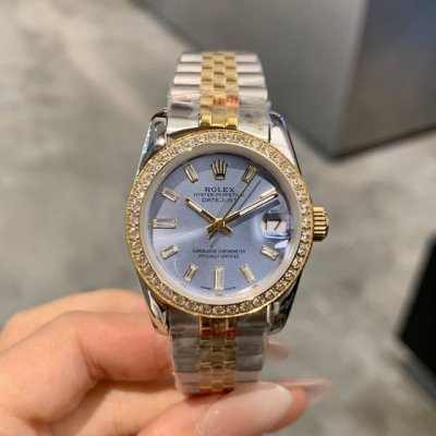 劳力士日志型31Mm腕表 10颗方钻的璀璨宣言 在腕间方寸，劳力士以31Mm的精致尺寸，为女性打造出优雅与奢华的双重盛宴。11颗方钻环绕表圈，每一颗都如时光的璀