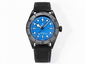 2280Gr新品: 帝陀碧湾黑武士背透腕表 暗夜之眼，窥见机械之美 **深邃如夜，锋芒毕露。 帝陀碧湾黑武士背透腕表，承袭黑武士系列的硬朗风格，更以通透表背，将